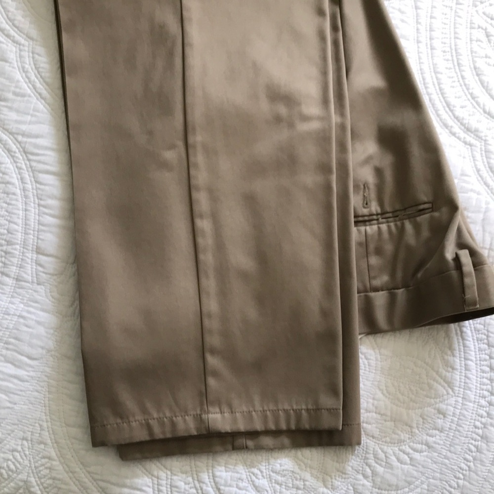 Dockers pants mens 36x31 darker khaki color